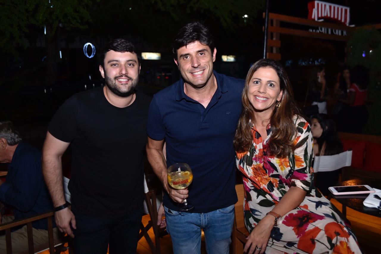  Lucas Queiroz, Marcelo Vicente e Luciana Vilas Boas             