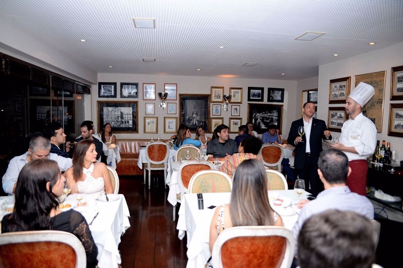 Chef Rui Carneiro e Marcelo Bastos, da Vinissimo, apresentando o jantar