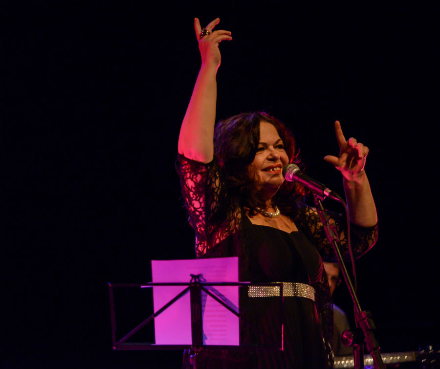 Amelinha celebra 40 anos de carreira com show em Salvador
