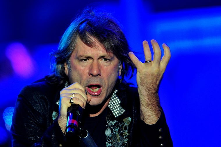 Vocalista do Iron Maiden desembarcará no Brasil