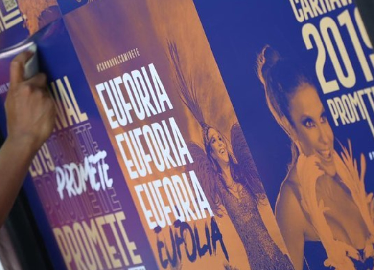 Vintage e digital! Ivete coloca cartazes em Salvador para divulgar seu carnaval
