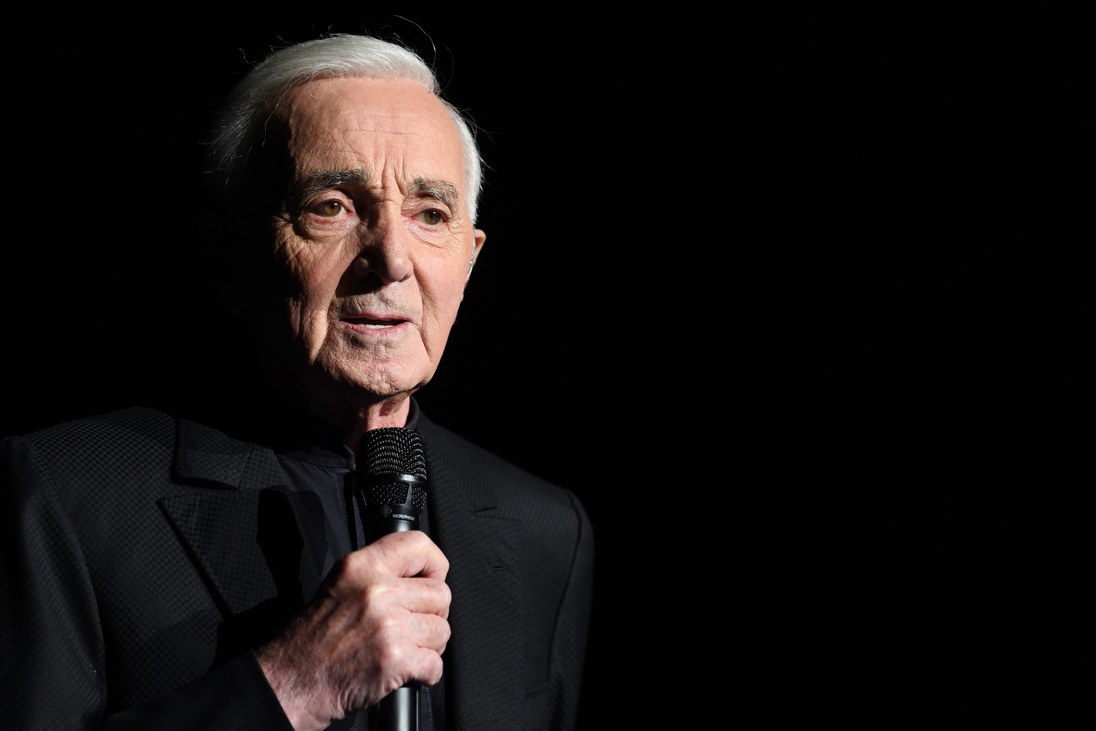Lírios! Charles Aznavour morre aos 94 anos