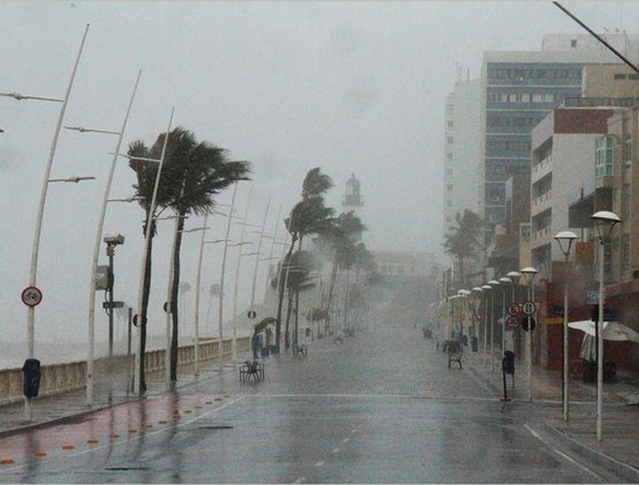 Inmet emite alerta de chuvas intensas para litoral baiano; veja lista com mais de 140 cidades atingidas