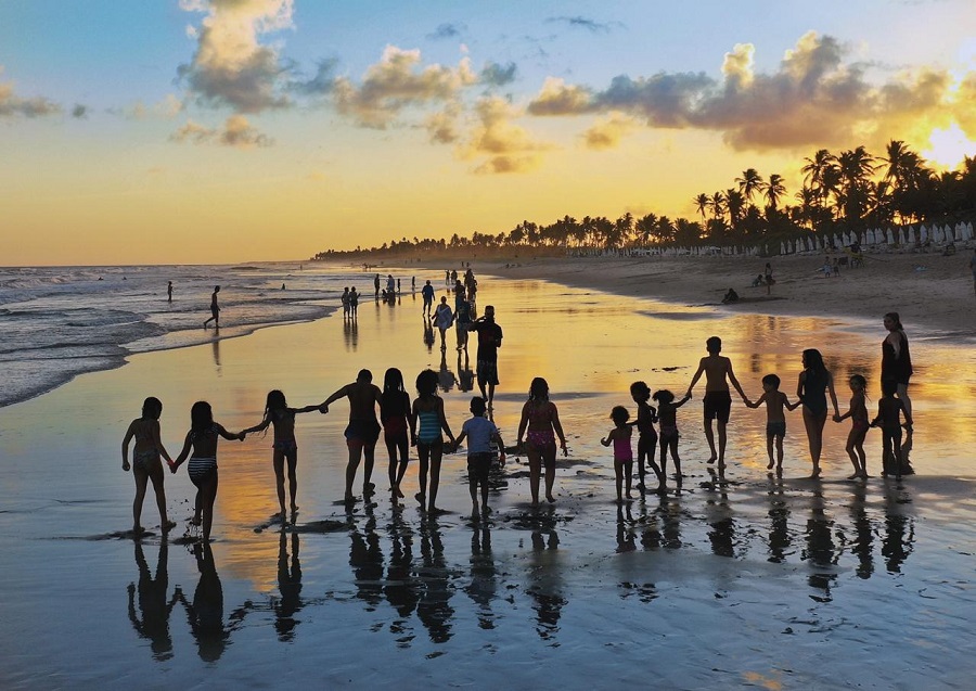 Aviva leva crianças para verem o mar pela primeira vez na Costa do Sauípe