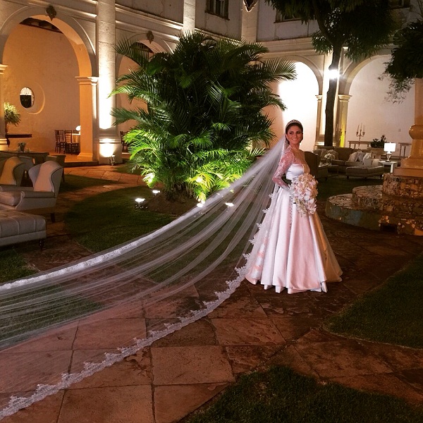 Flavia de Souza se casa com vestido tipo princesa