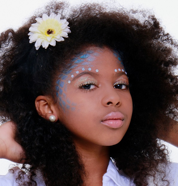 Aprenda a fazer maquiagem infantil de sereia para o Carnaval 