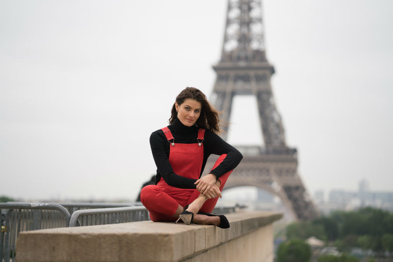 Isabeli Fontana estrela campanha em Paris
