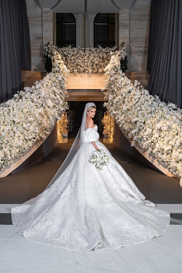 Thassia Naves se casa com vestido que demorou dez meses para ficar pronto